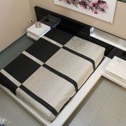 Muebles Milenium cama con tendido blanco y negro